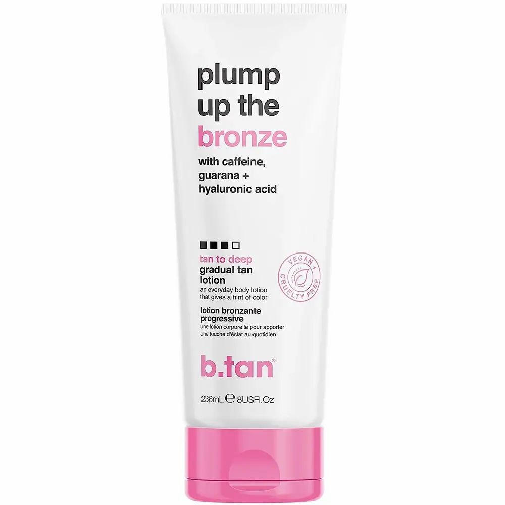 Weiße Tube mit rosa Verschluss, 'plump up the bronze' Lotion mit Koffein, Guarana und Hyaluronsäure. Enthält 236ml.
