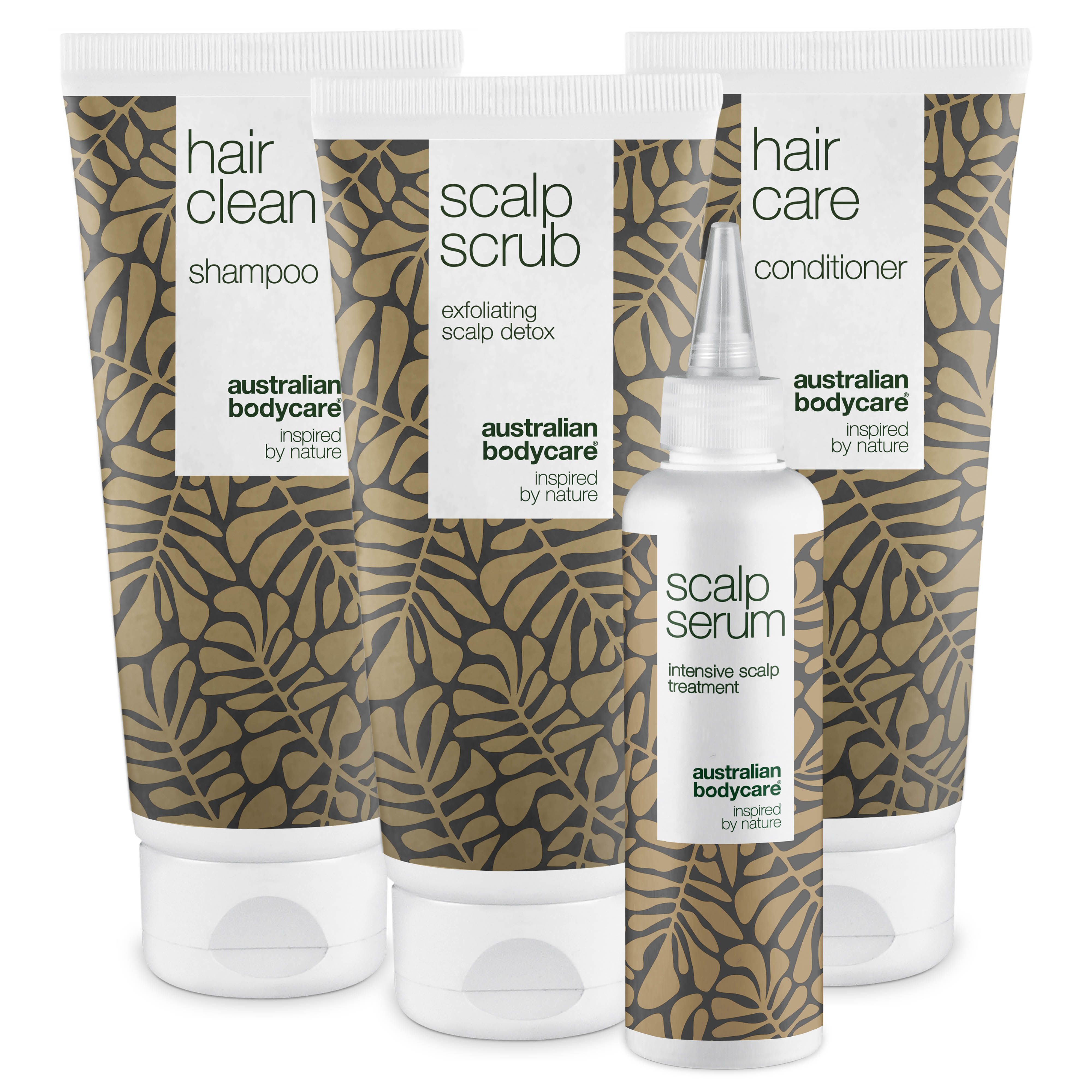 Vier Produkte: Shampoo, Kopfhaut-Peeling, Conditioner und Serum. Alle in Tuben und Flaschen mit braunem Blattmuster.