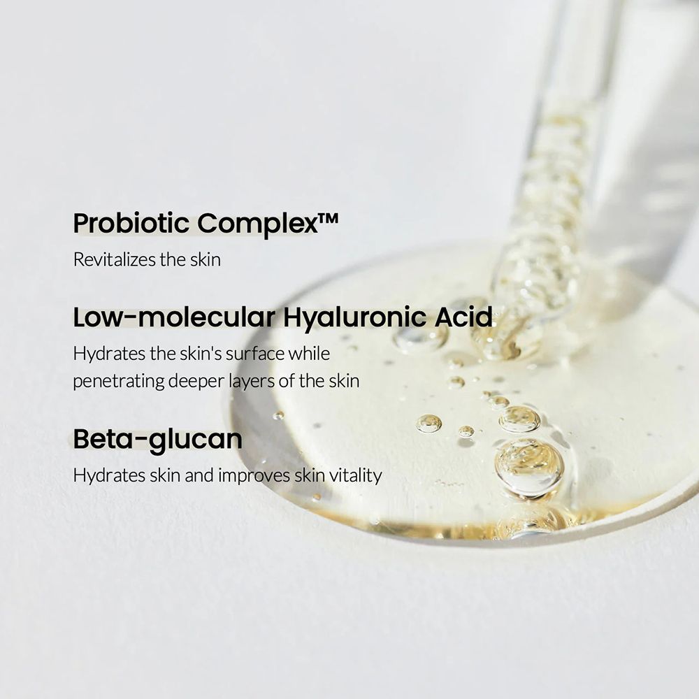 Nahaufnahme von Serumtropfen. Text: Probiotic Complex, Low-molecular Hyaluronic Acid, Beta-glucan.