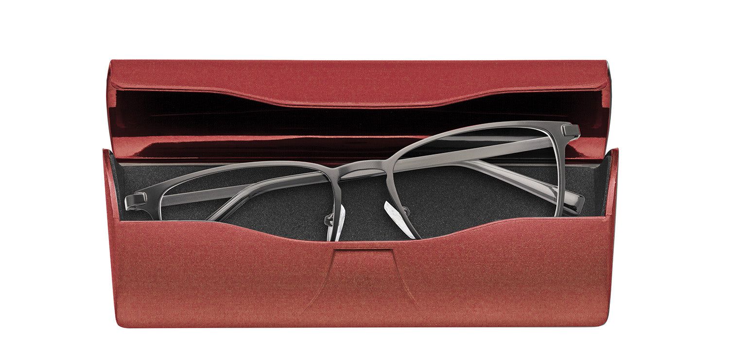 Offenes rotes Kunststoff-Etui. Brille mit Metallrahmen liegt innen. Schwarze Auskleidung.