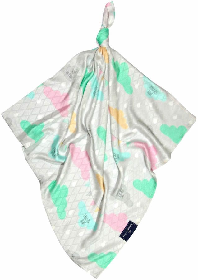 Muslin-Pflegetuch, quadratisch, mit Knoten. Hellgrau mit farbigen Wolken- und Tropfenmuster. Kleines Label mit Schriftzug.