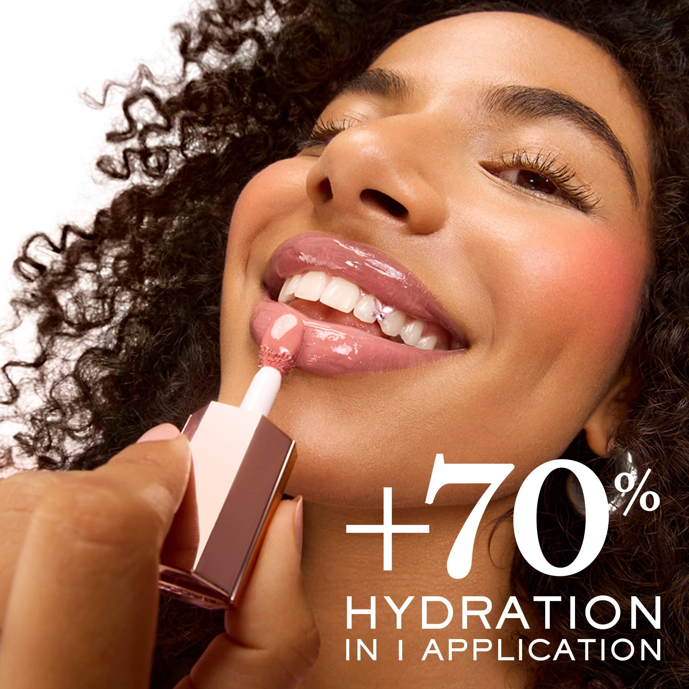 Frau mit geöffnetem Mund, Lippenstift-Applikator. Text: +70% Hydratation in 1 Anwendung.