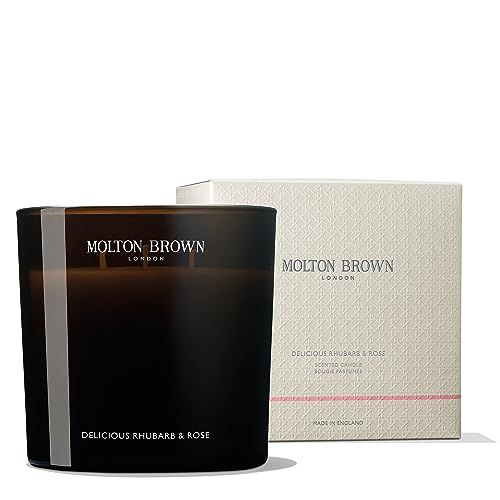 Dunkle Kerze mit drei Dochten und Produktverpackung. Aufschrift: Delicious Rhubarb & Rose. Marke: Molton Brown London.