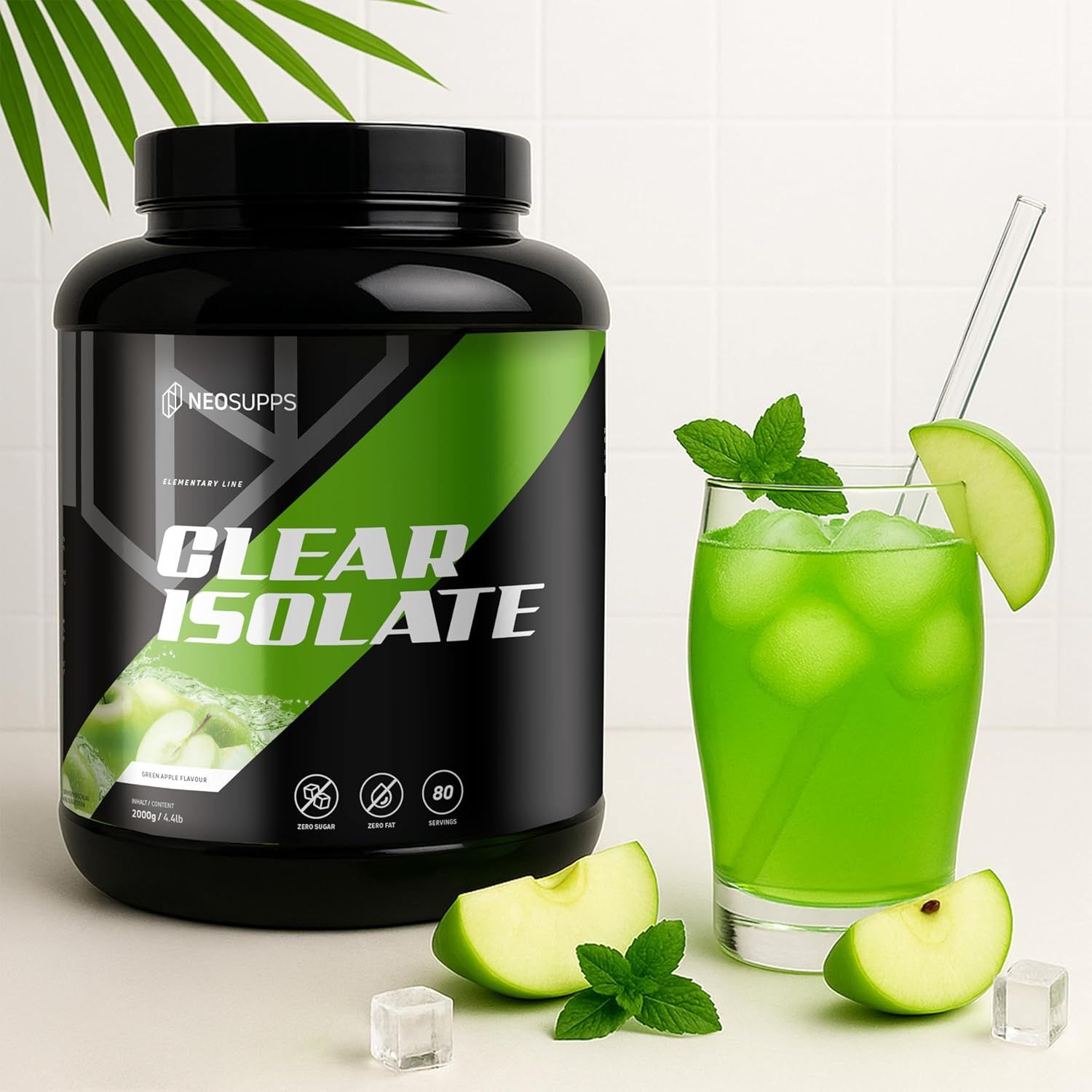 Schwarze Dose mit grünem Etikett. Glas mit grünem Getränk, Apfelscheibe, Minze, Eiswürfel.