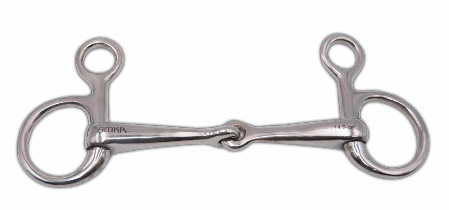 Einfach gebrochene Trense aus Metall mit AMKA-Logo. Zwei Ringe an den Seiten.