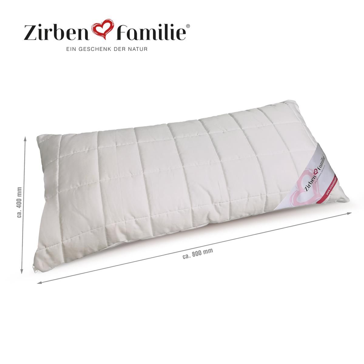 Weißes, rechteckiges Kissen mit Steppung. Maße: ca. 400 x 800 mm. Label mit Logo. Auf weißem Hintergrund.