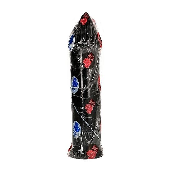 Schwarzer Dildo in transparenter Verpackung. Rote und blaue Aufkleber mit Text. Zylindrische Form, schmale Spitze.