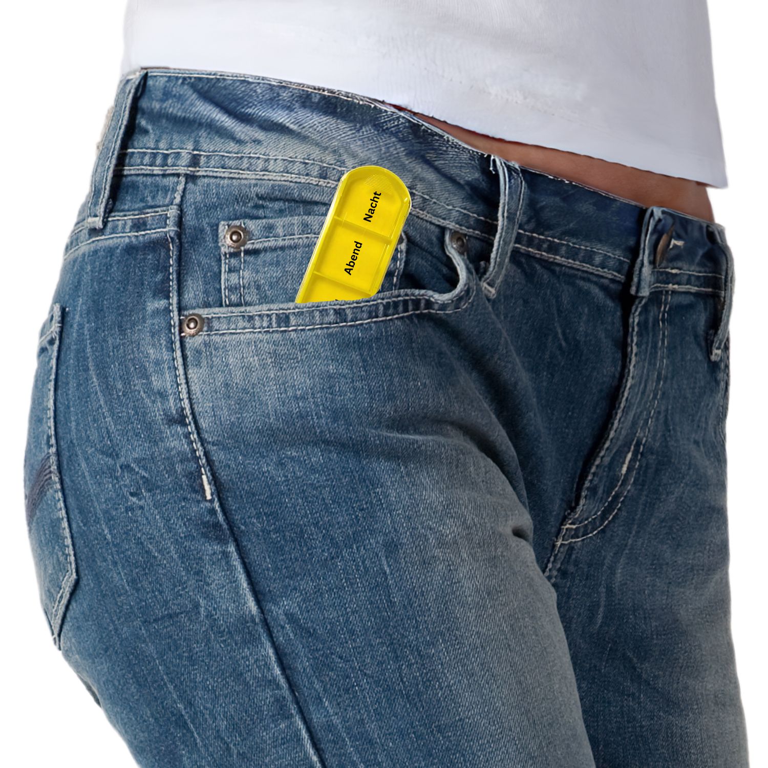 Gelbes Tablettenfach in Jeans-Hosentasche. Beschriftung: Abend, Nacht. Blaue Jeans.