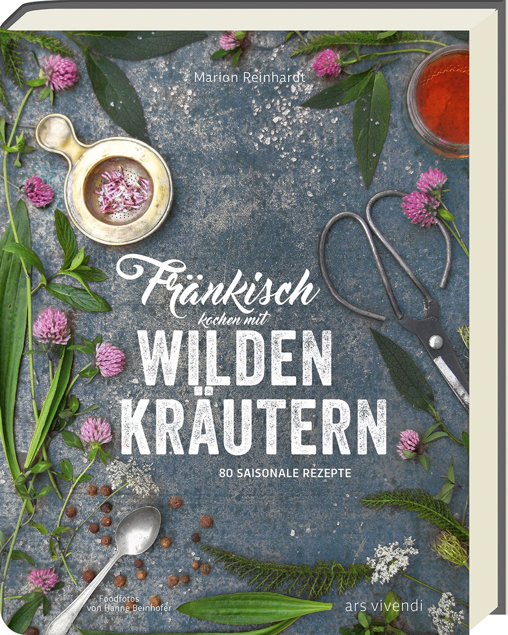 Buch mit dem Titel „Fränkisch kochen mit wilden Kräutern“. Auf dem Cover Kräuter, Blüten, eine Schere und ein Sieb.