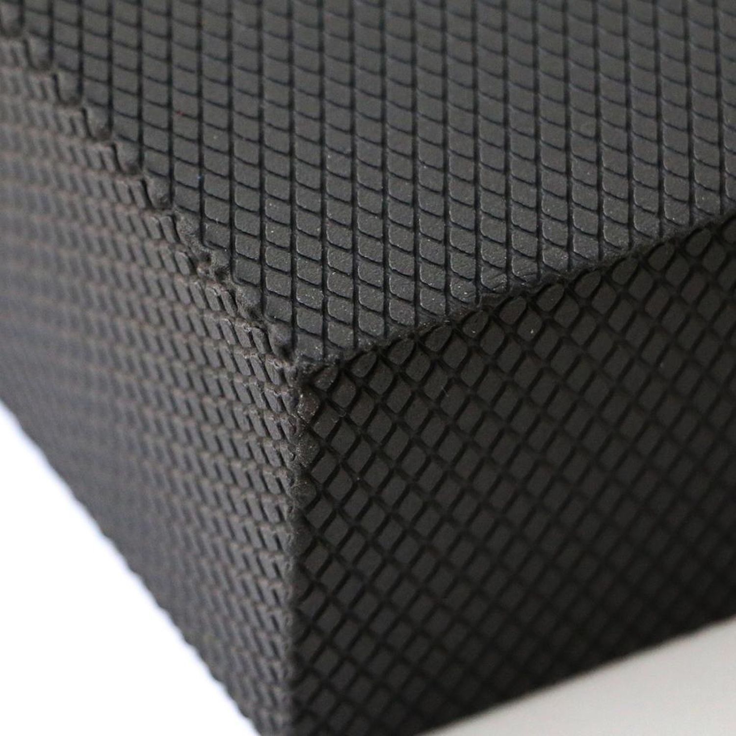 Detailansicht eines schwarzen Balance Pads. Eckdetail mit strukturierter Oberfläche. Rautenmuster.