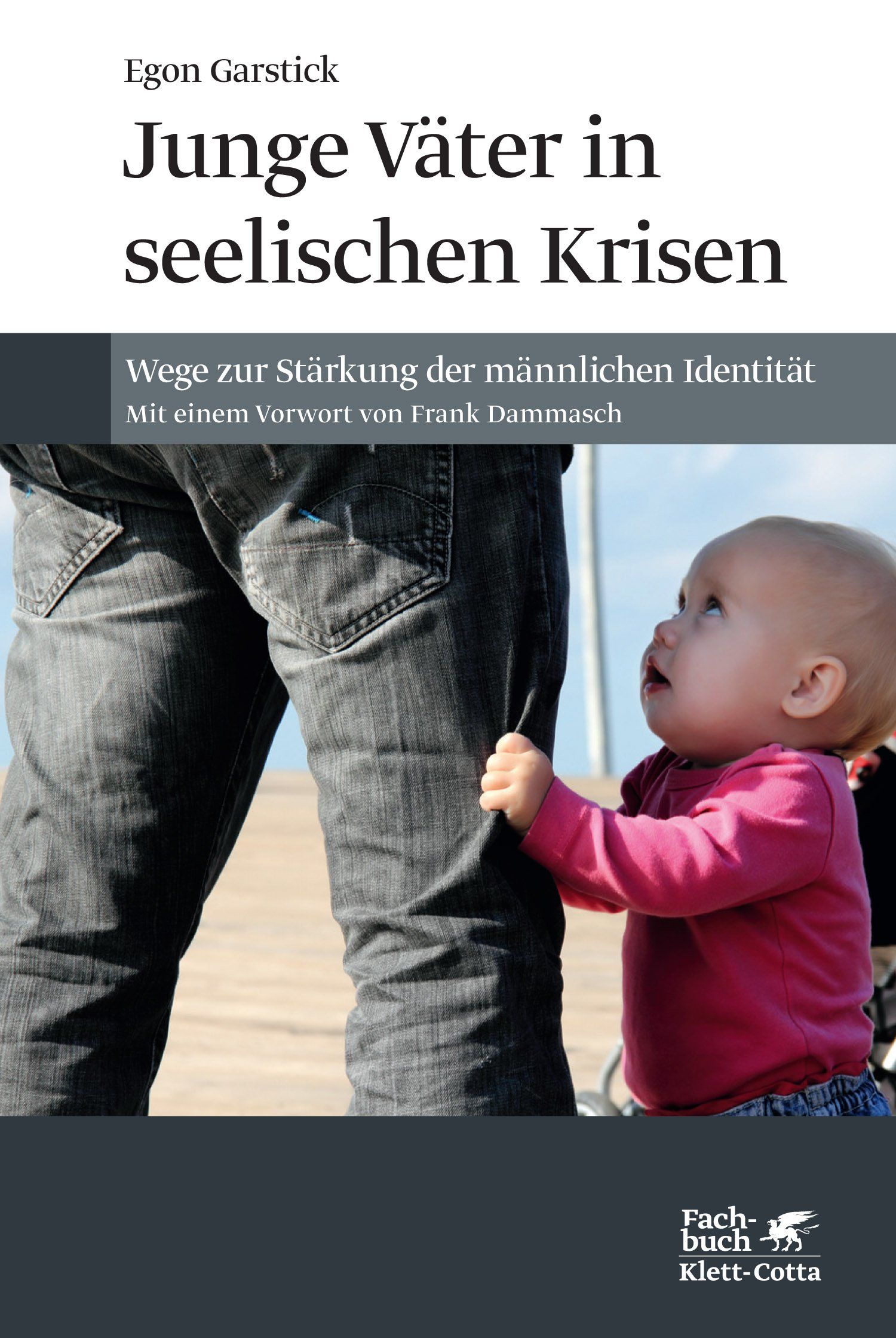 Buchcover: "Junge Väter in seelischen Krisen". Ein Baby hält sich an der Hose eines Mannes fest. Klett-Cotta.