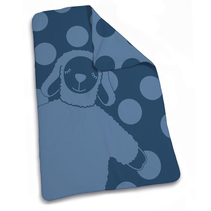 Blaues Plaid mit Schafmotiv und Punkten. Schaf mit geschlossenen Augen.