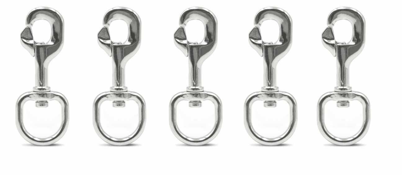 Fünf Metall-Karabinerhaken nebeneinander angeordnet.