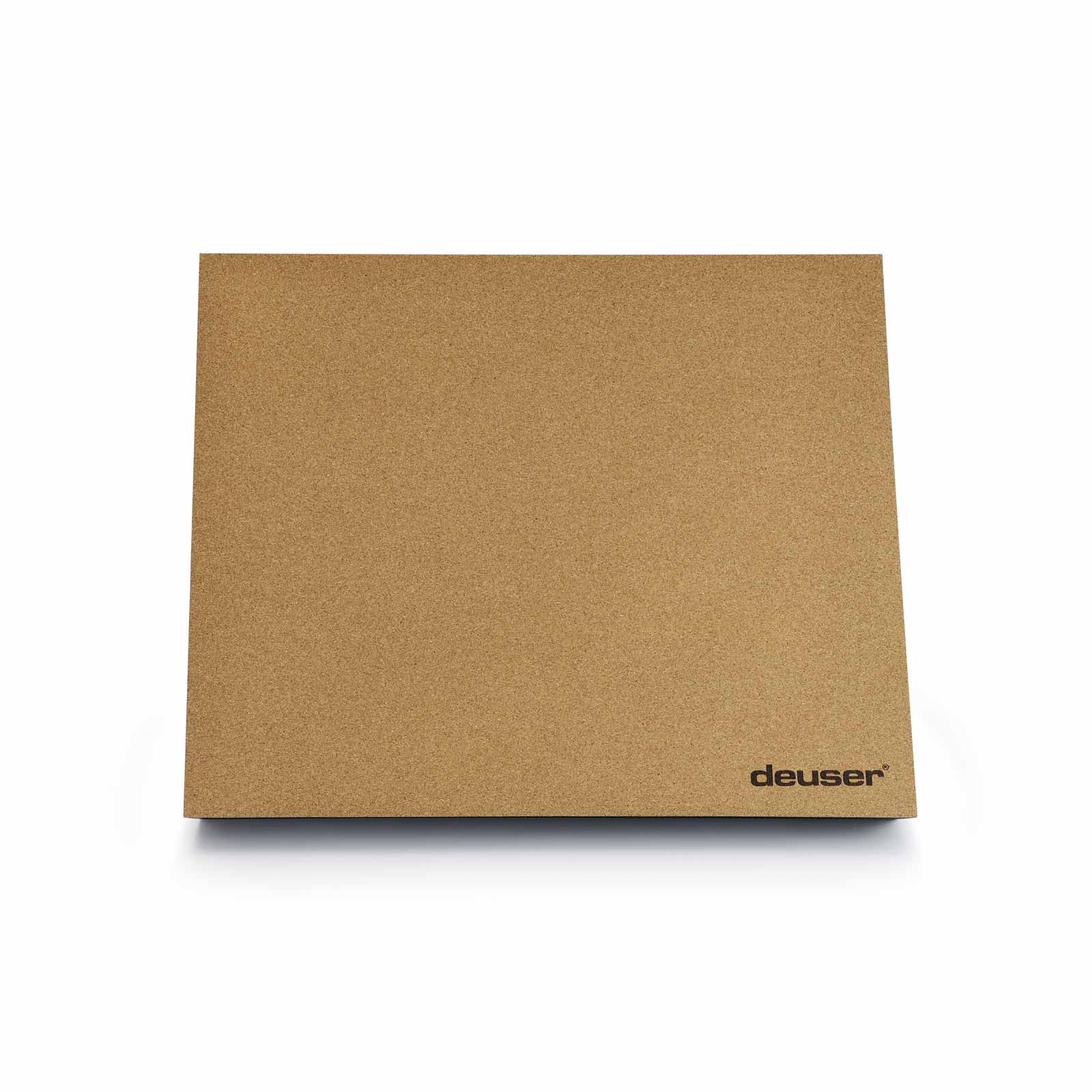 Quadratisches Balance-Pad aus Kork. Deuser-Logo unten rechts.