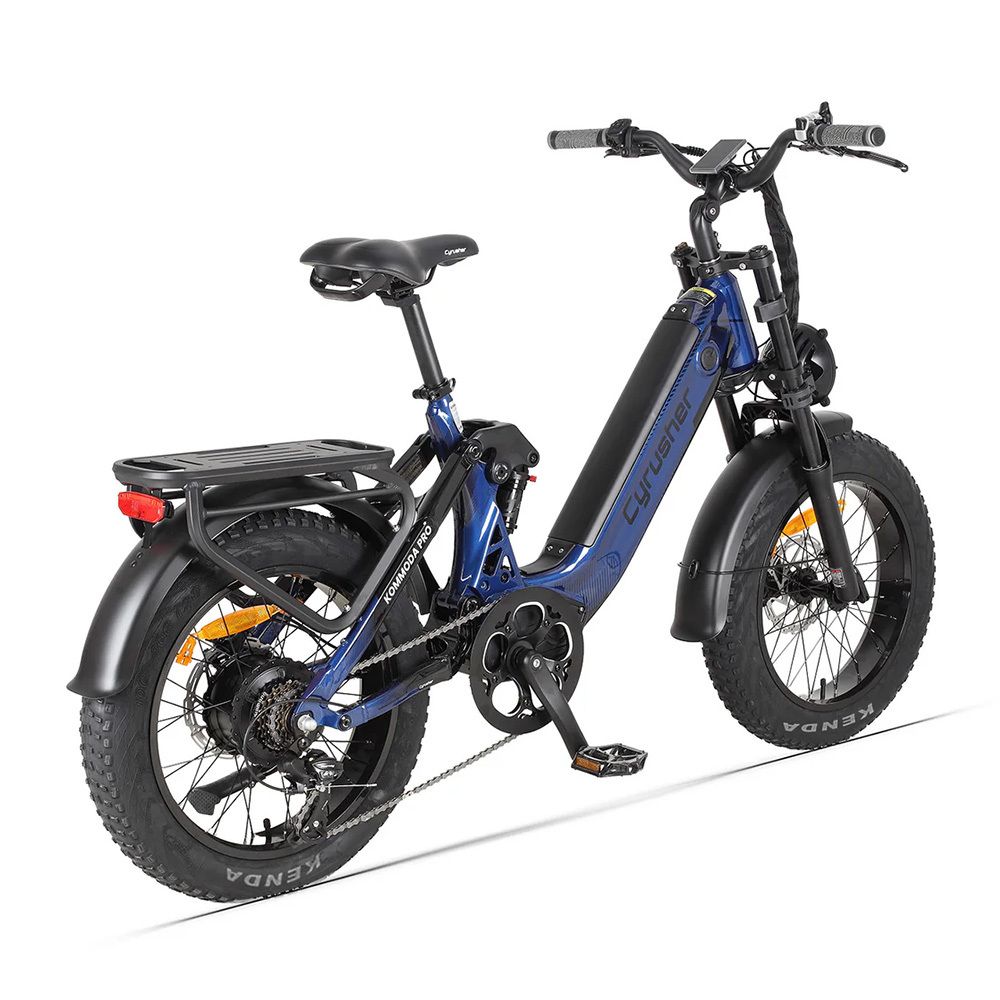 Blaues E-Bike mit schwarzen Reifen und Gepäckträger. Marke CYRUSHER, Modell Kommoda Pro.