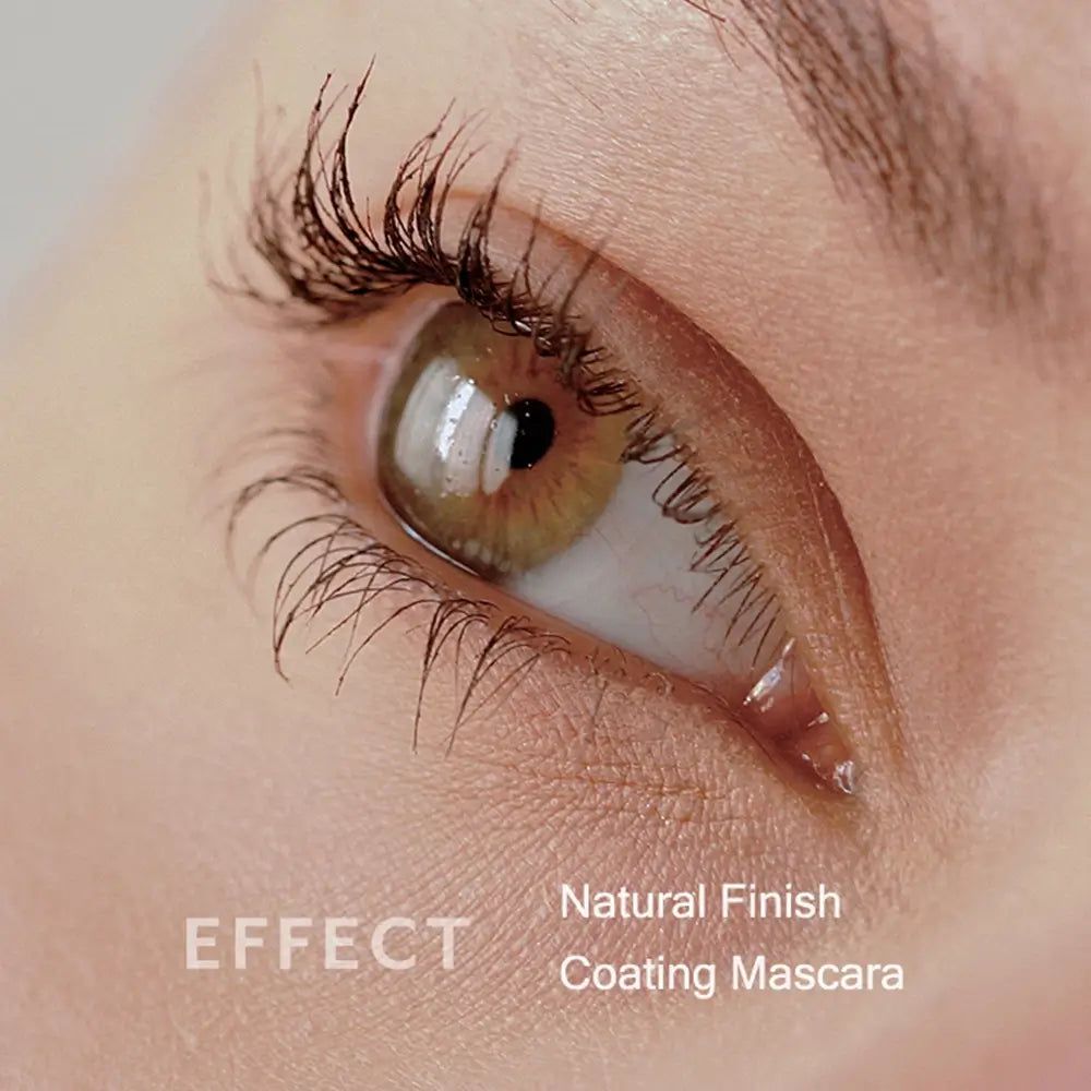Nahaufnahme eines Auges mit getuschten Wimpern. Text: Natural Finish Coating Mascara.