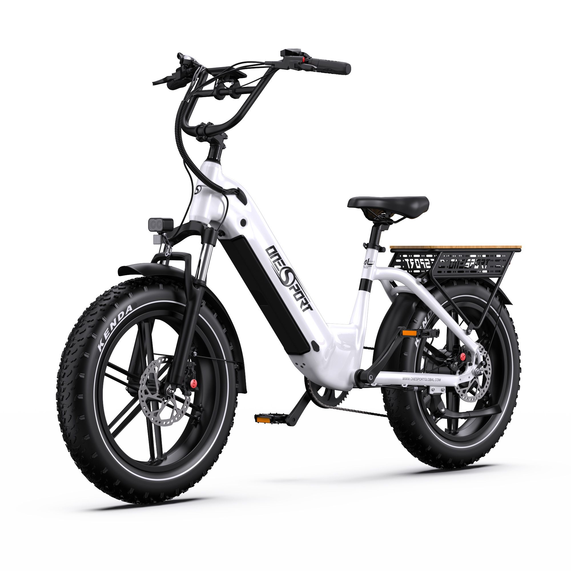Weißes E-Bike mit schwarzen Reifen und Gepäckträger. Marke: Onesport. Kenda-Reifen. Schwarzer Lenker und Sattel.