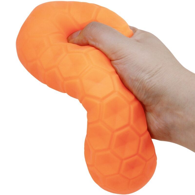 Hand biegt einen orangenen Masturbator mit texturierter Oberfläche. Der Masturbator ist flexibel.