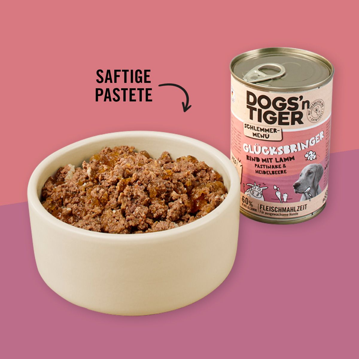 Hundenahrung in Schale neben Dose. Dose: DOGS'N TIGER, Glücksbringer, Rind mit Lamm, Pastinake & Heidelbeere. 60% Fleischmahlzeit.