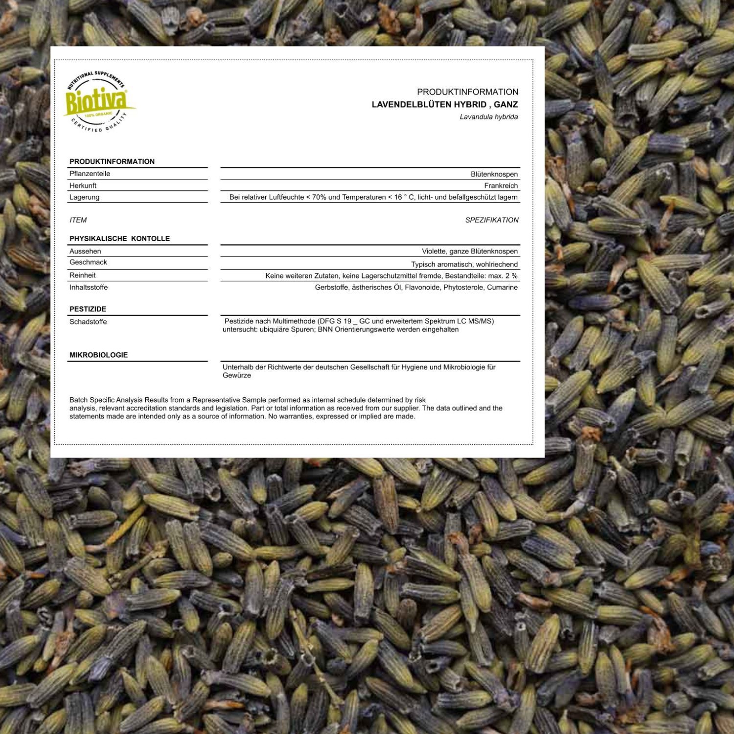 Detailaufnahme von Lavendelblüten. Produktinformationen auf einem weißen Blatt. Bio-Zertifizierung.