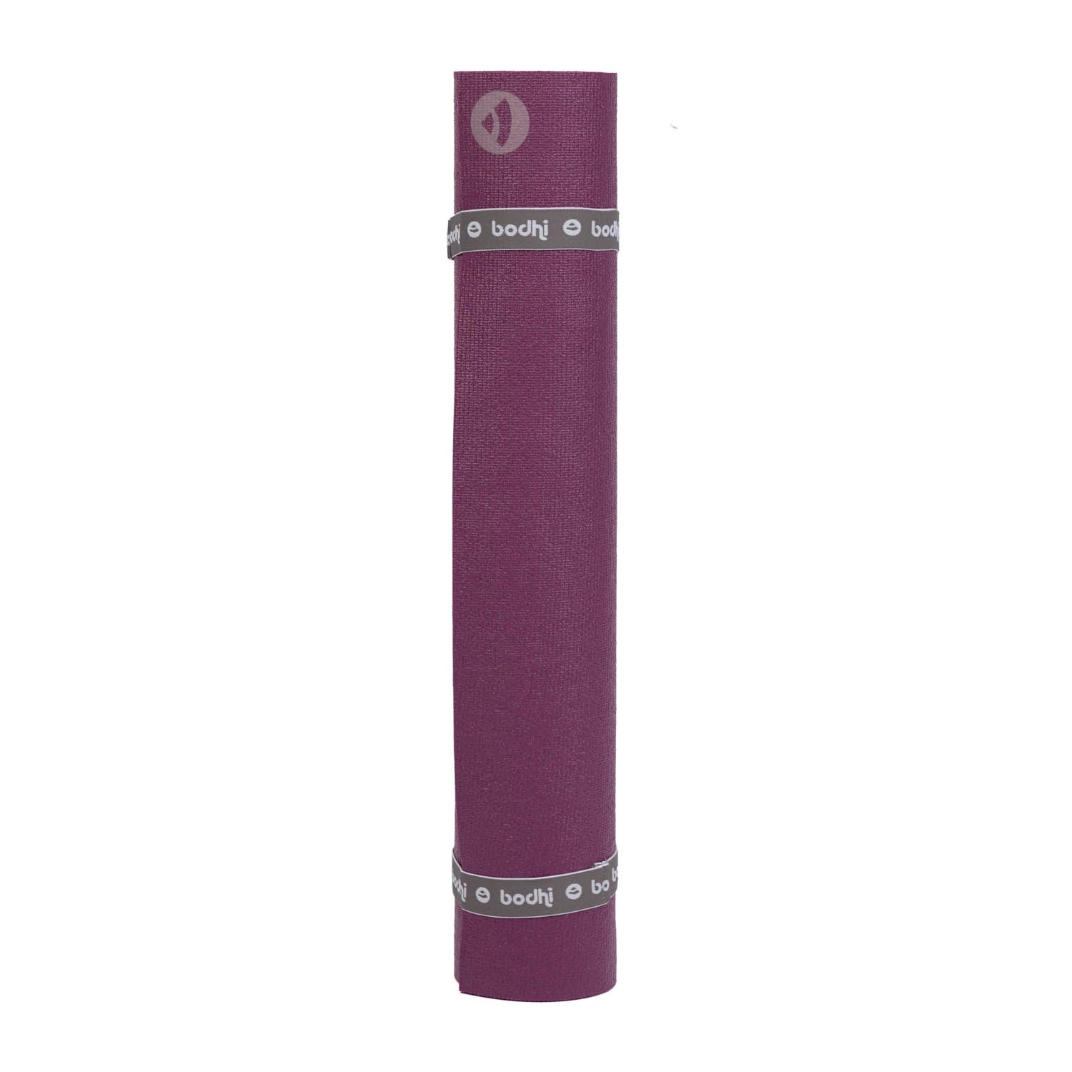 Gerollte Yogamatte mit Logo und Bändern. Auf weißem Hintergrund.