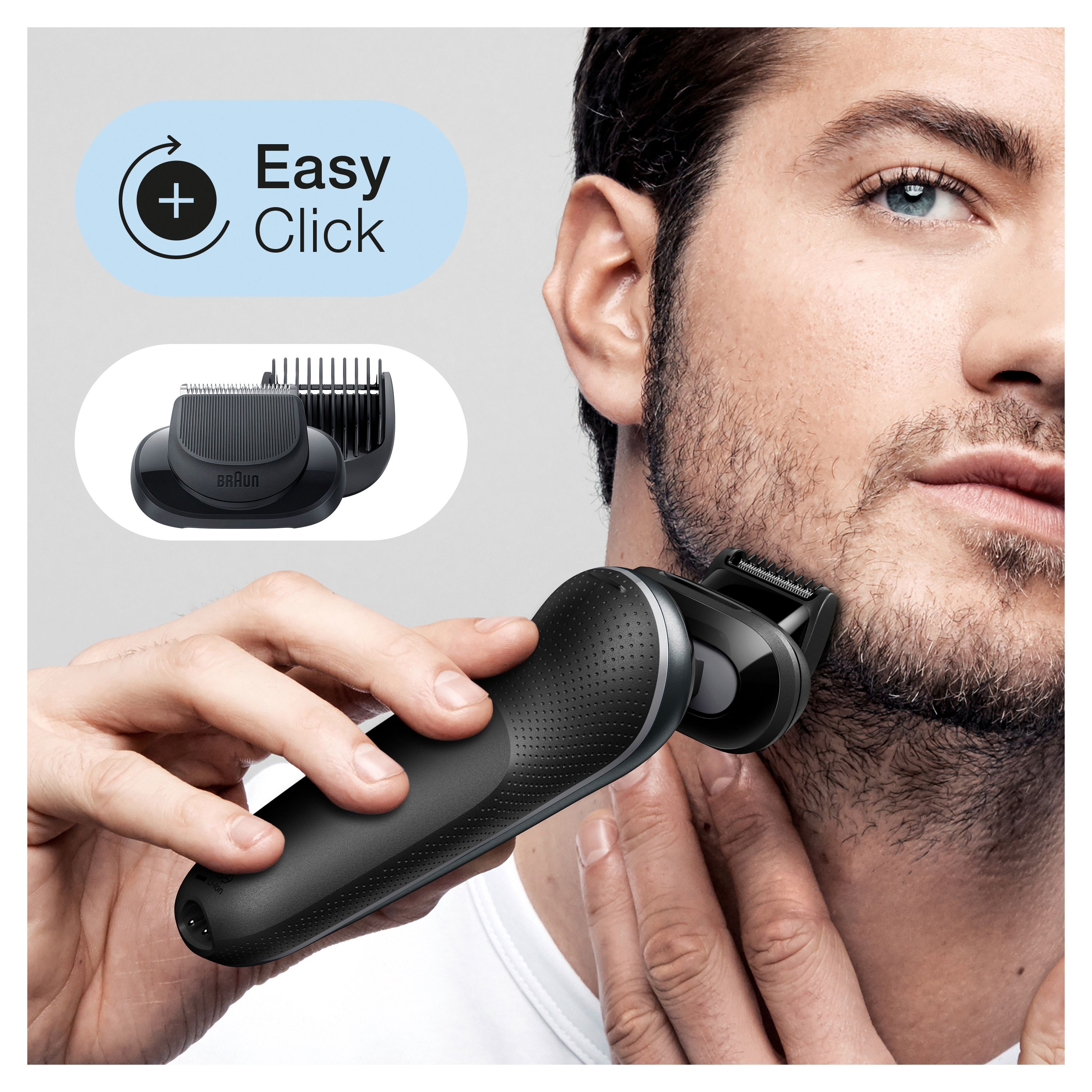 Mann rasiert sich mit einem grauen Elektrorasierer. Aufsatz mit Trimmer. Text: Easy Click.