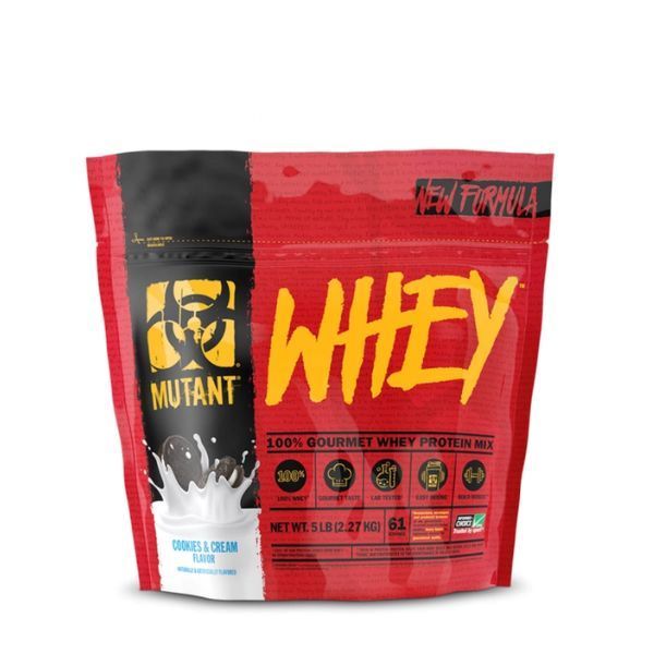 Rote Whey-Proteinpulver-Verpackung mit "Mutant"-Logo und "Whey"-Schriftzug. Geschmack: Cookies & Cream. Enthält 2,27 kg.