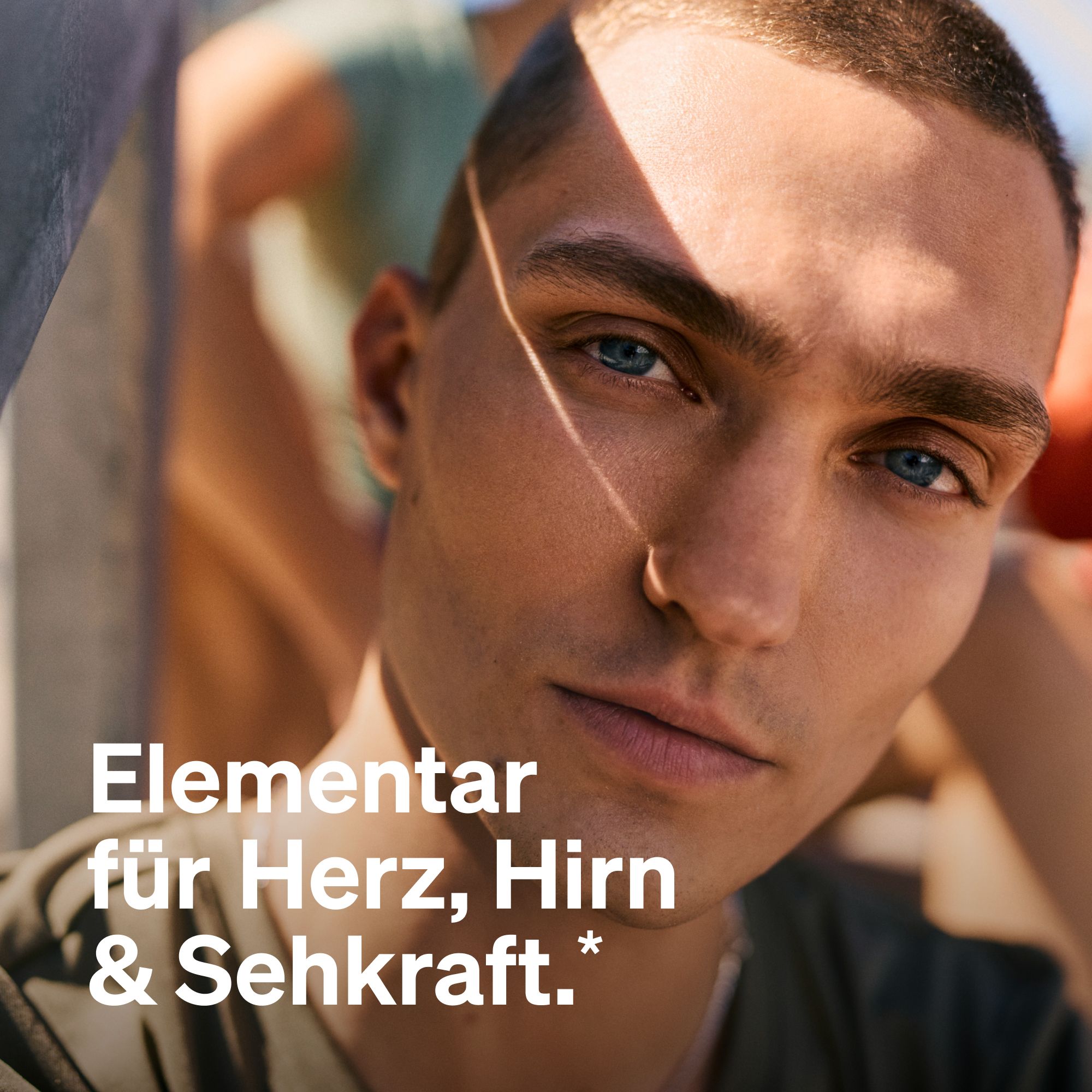 Porträt eines Mannes mit blauen Augen. Text: Elementar für Herz, Hirn & Sehkraft.