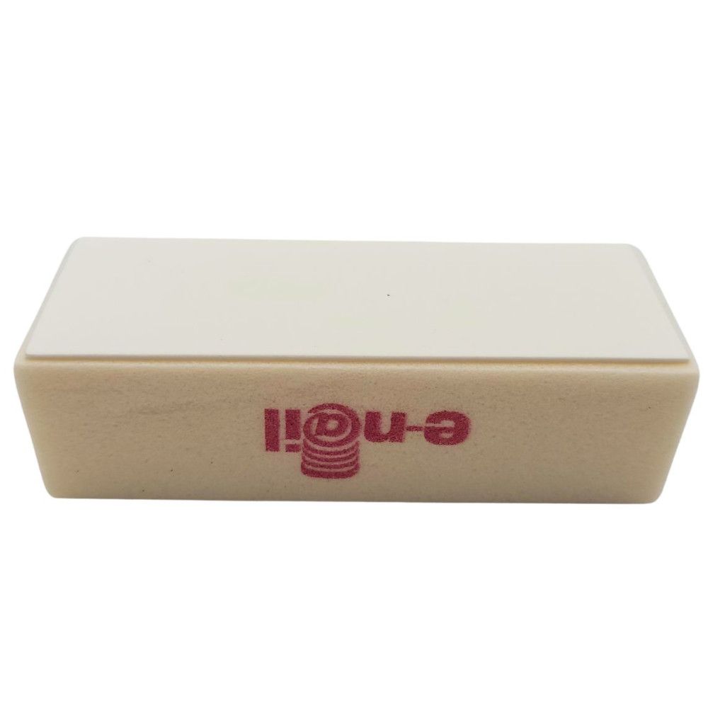 Rechteckiger Block mit cremefarbenem Körper und weißer Oberfläche. Roter Schriftzug "e-n@il" auf der Seite.