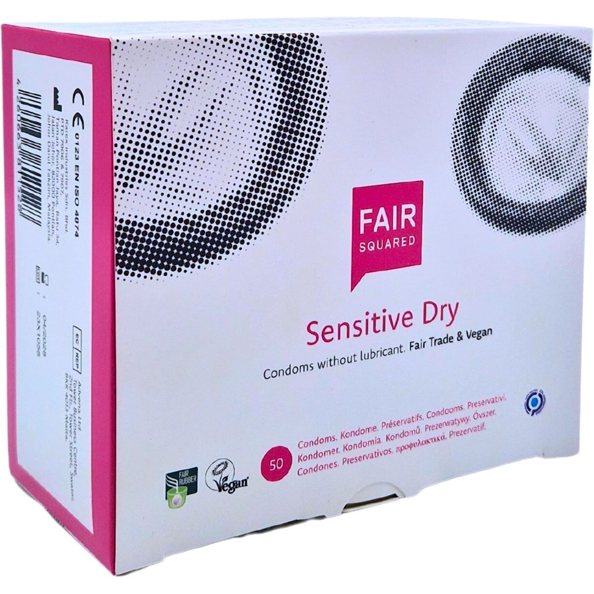 Karton mit Kondomen. Aufdruck: Sensitive Dry, Fair Squared, Fair Trade & Vegan. 50 Kondome. Vegan-Siegel.