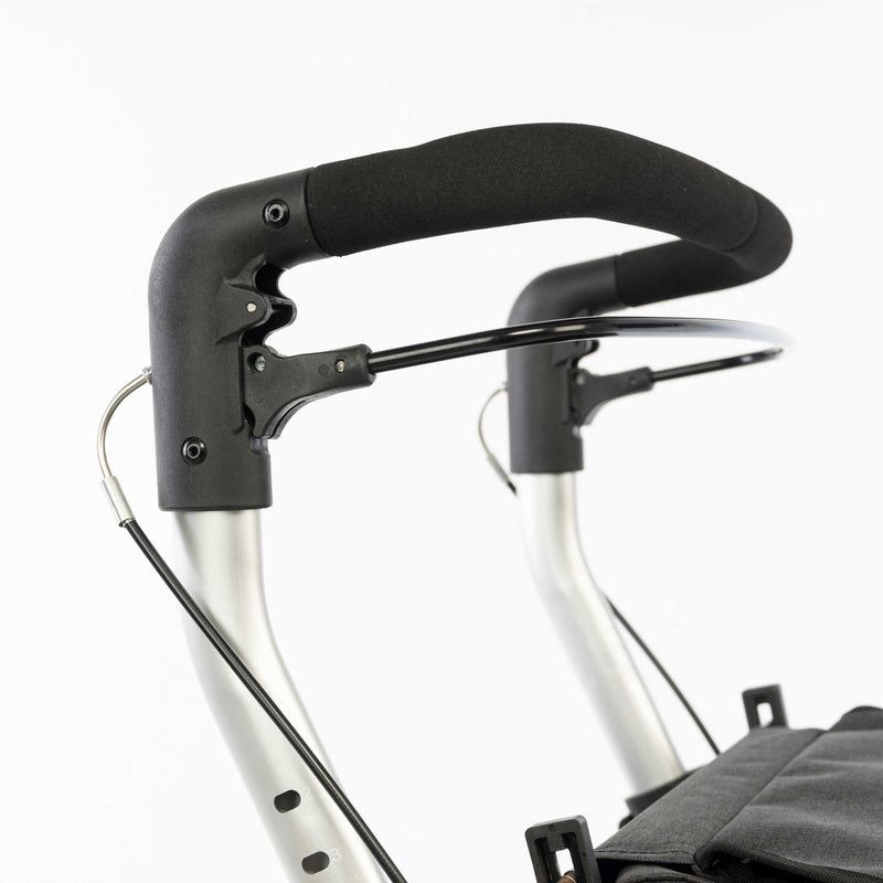 Nahaufnahme der ergonomischen Griffe eines Rollators mit Bremshebeln.