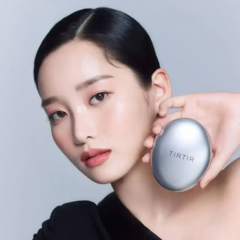 Frau hält eine geschlossene TIRTIR Mask Fit Aura Cushion Kompaktbox.