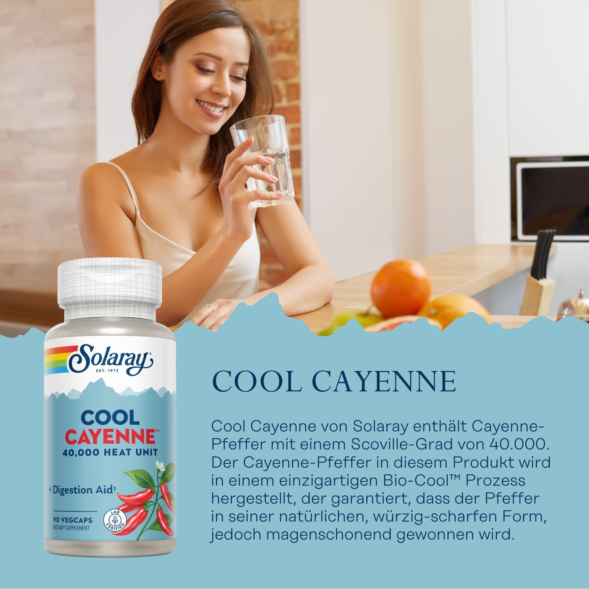 Solaray Cool Cayenne-Flasche. Aufschrift: Cool Cayenne, 40.000 Heat Unit. Enthält 90 Vegcaps. Frau trinkt Wasser.
