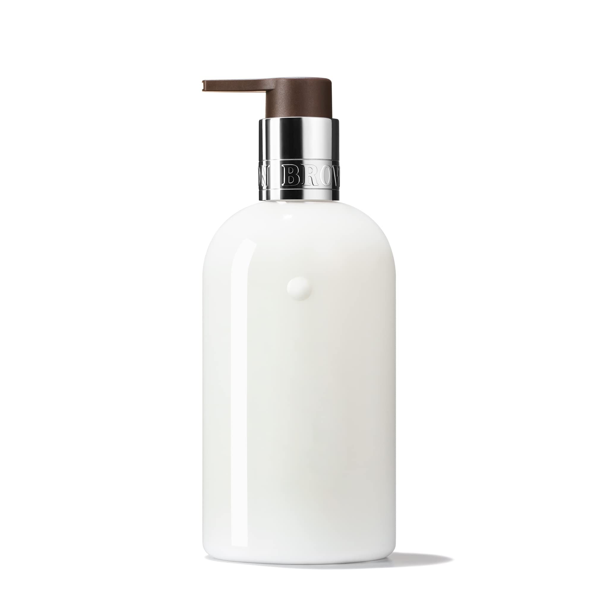 Weiße Bodylotion-Flasche mit Pumpspender, silbernem Halsband und Etikett.