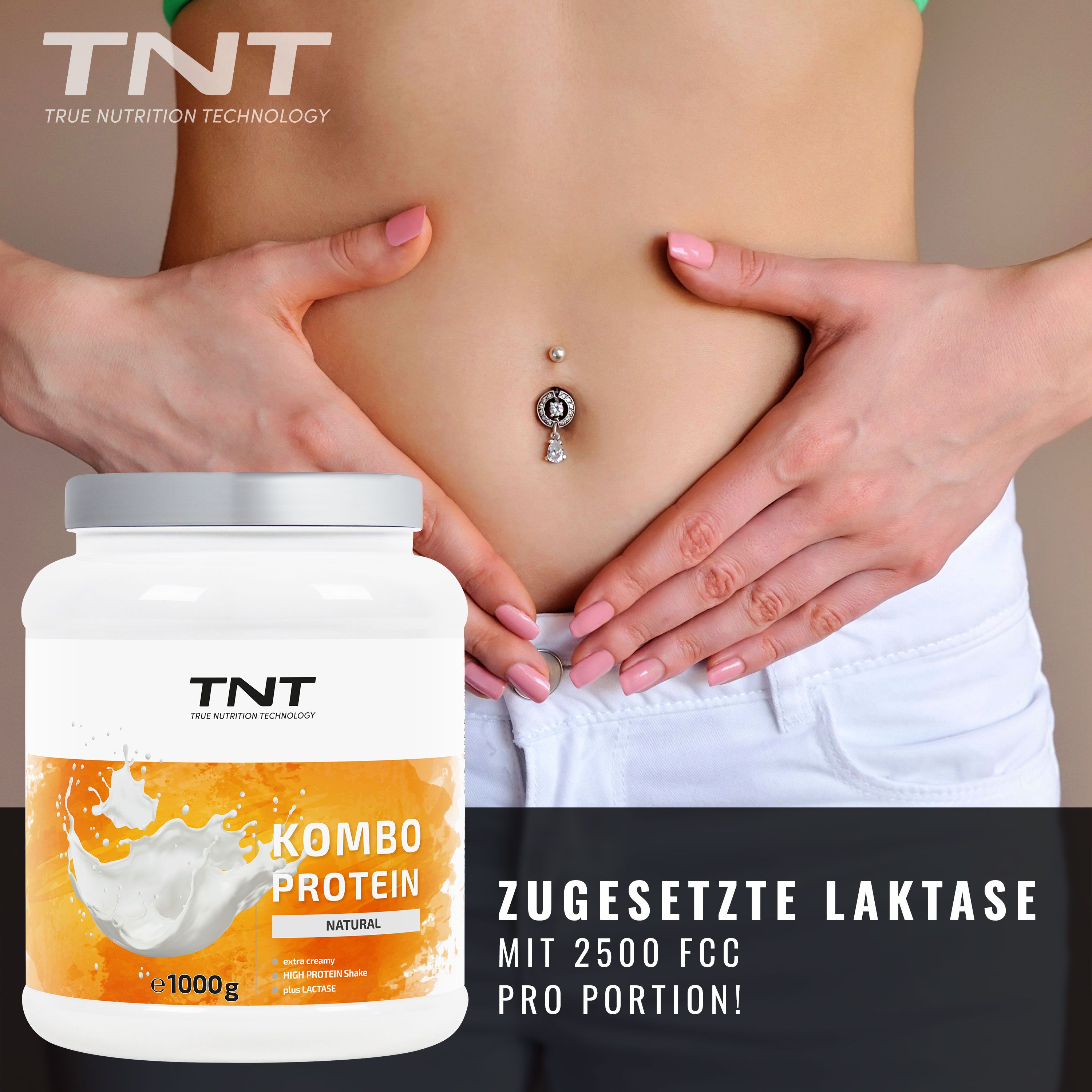 Weißes TNT Kombo Protein-Behälter neben einem Bauch. Aufschrift: Kombo Protein Natural. 1000g. Zusätzlicher Text: Zugesetzte Laktase.