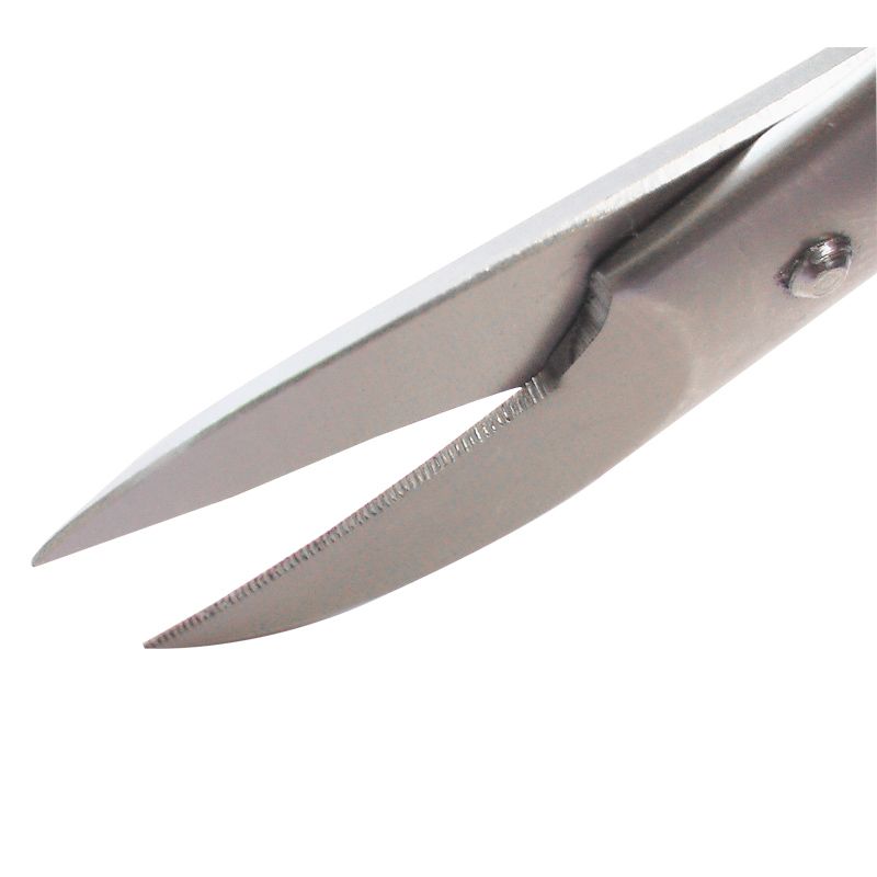 Detailansicht der Schneide einer Fußnagelschere. Gezahnte Klinge. Marke: remos.