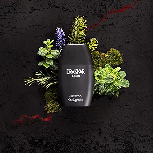 Schwarze Parfümflasche. Text: Drakkar Noir Eau de Toilette. Umgeben von Pflanzen auf schwarzem Hintergrund.