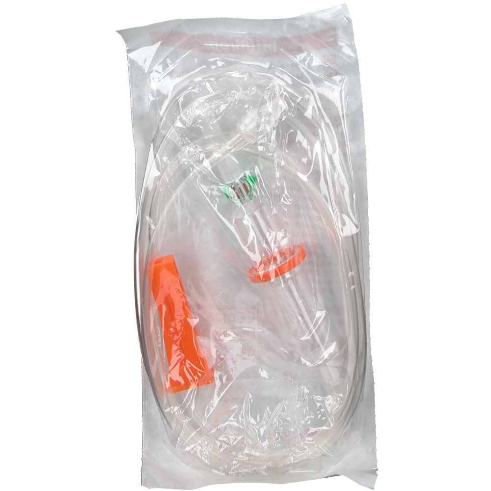 Infusionsbesteck in transparenter Verpackung. Enthält orangefarbene und grüne Elemente. Schlauchsystem sichtbar.