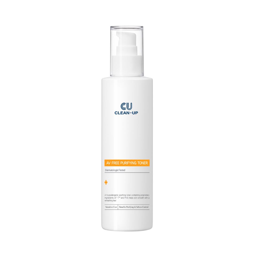 Weiße Flasche mit Pumpverschluss. Aufschrift: CU CLEAN-UP, AV FREE PURIFYING TONER. Dermatologisch getestet.