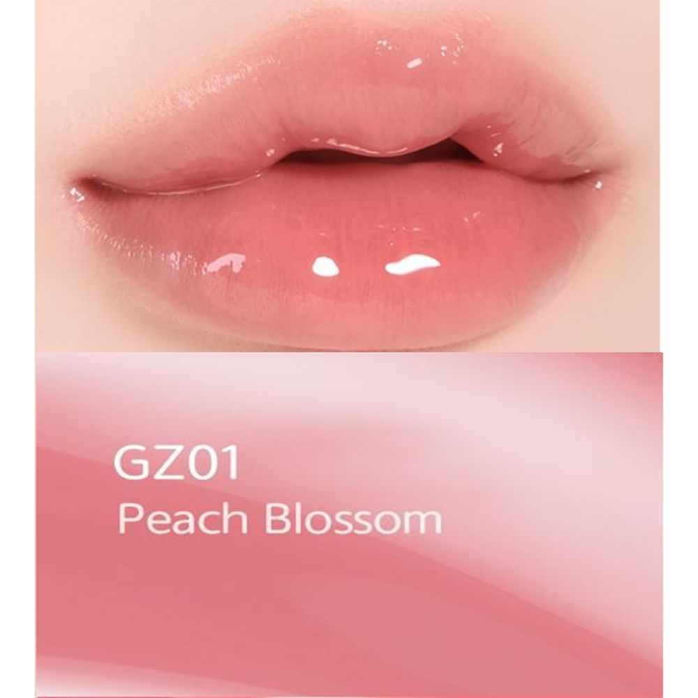 Nahaufnahme von Lippen mit glänzendem, rosa Lipgloss. Darunter steht "GZ01 Peach Blossom".