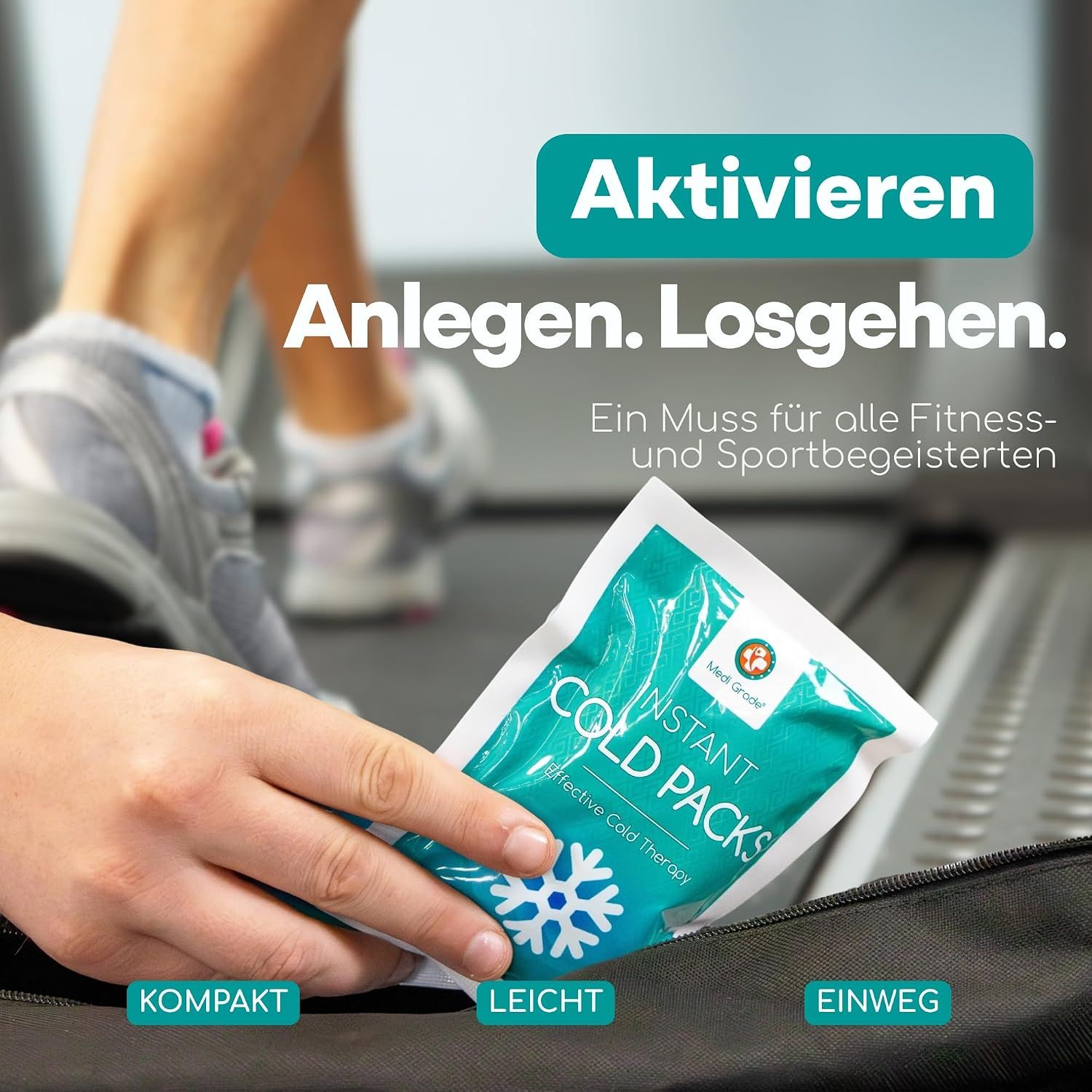 Person legt "Instant Cold Packs" in eine Sporttasche. Kompakt, leicht, Einweg.