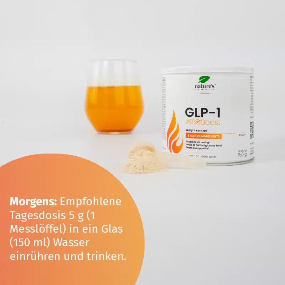 Produkt GLP-1 ProBoost neben Glas mit Getränk. Text: Morgens: Empfohlene Tagesdosis 5 g (1 Messlöffel) in ein Glas (150 ml) Wasser einrühren und trinken.