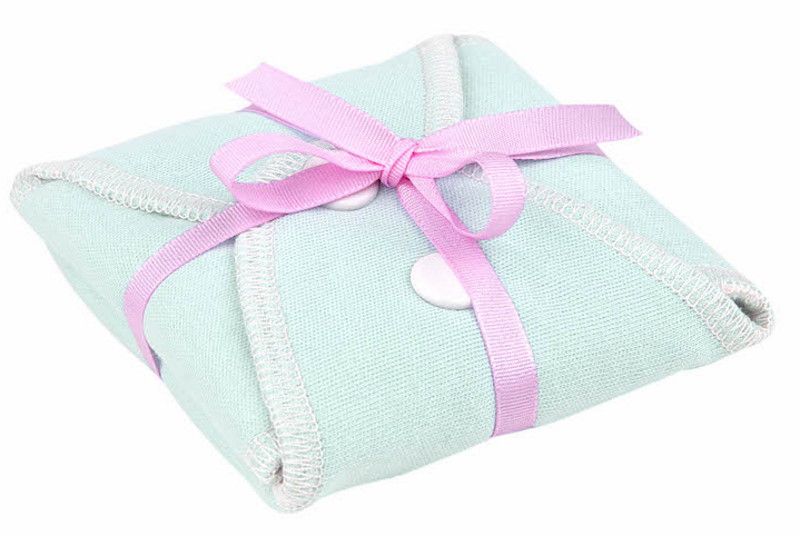 Quadratisch gefaltete, hellblaue Stoff-Slipeinlage, mit rosa Schleife gebunden. Weiße Druckknöpfe sichtbar.