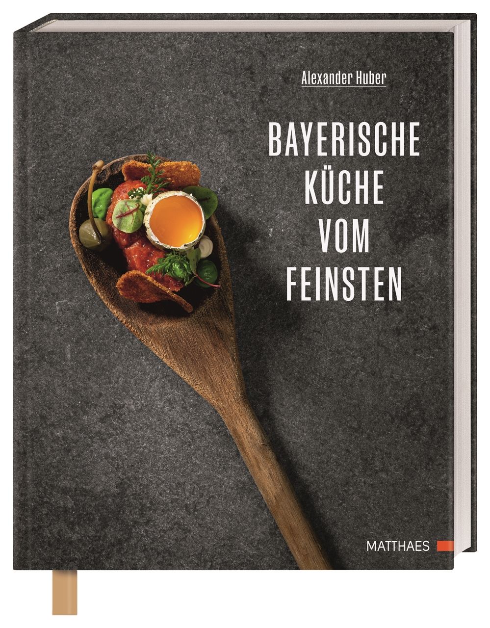 Buch mit dem Titel "Bayerische Küche vom Feinsten". Auf dem Cover befindet sich ein Holzlöffel mit Speisen.