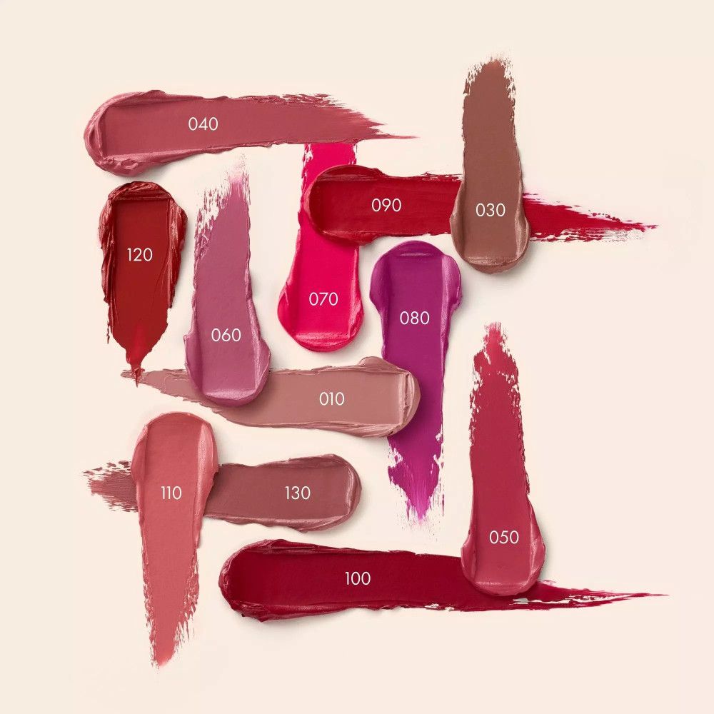 Nahaufnahme von Lippen mit pinkfarbenem Lippenstift. Glatte Textur, matte Oberfläche.