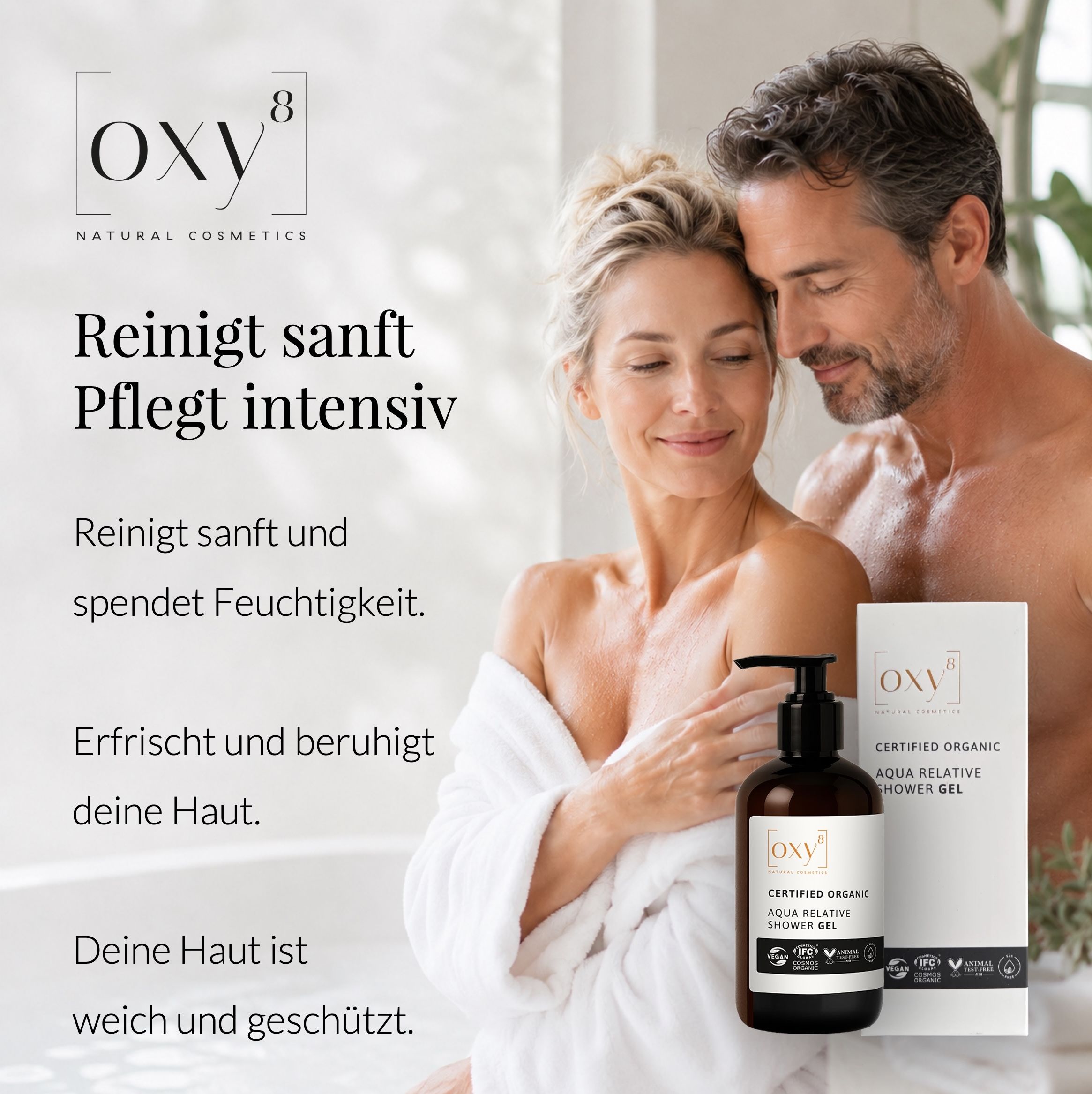 Paar mit Duschgel-Flasche und Karton.