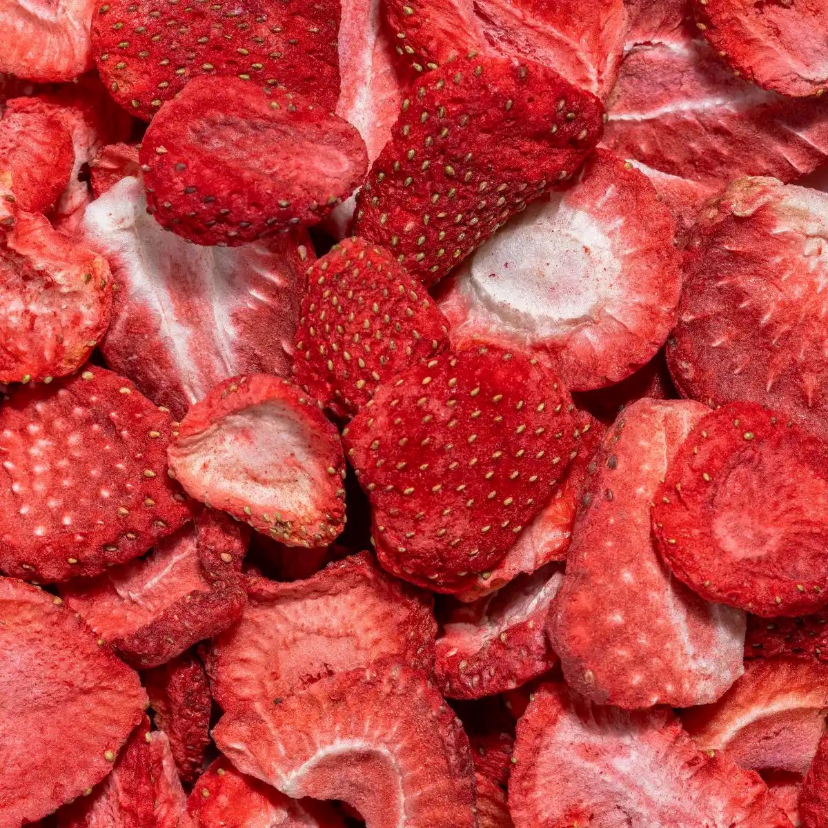 Nahaufnahme von gefriergetrockneten Erdbeeren. Rote, getrocknete Erdbeerstücke.