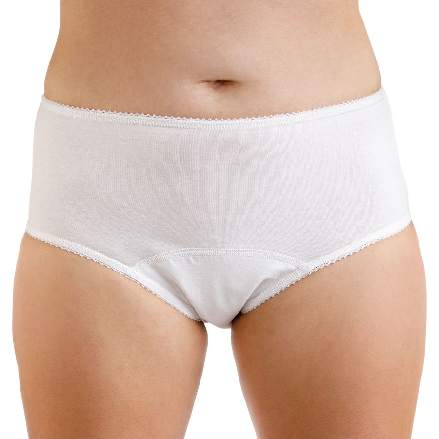 Weißer Inkontinenz-Hüftslip mit Spitzenbesatz. Frontansicht, getragen von einer Person. Produktmerkmal deutlich sichtbar.