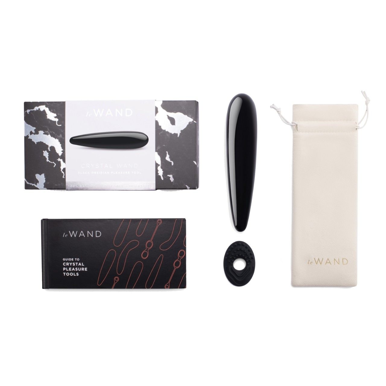 Verschiedene Produkte: Schwarzer Stab, Beutel, Buch und Aufsatz. Marke „Le Wand“ auf Beutel und Buch.