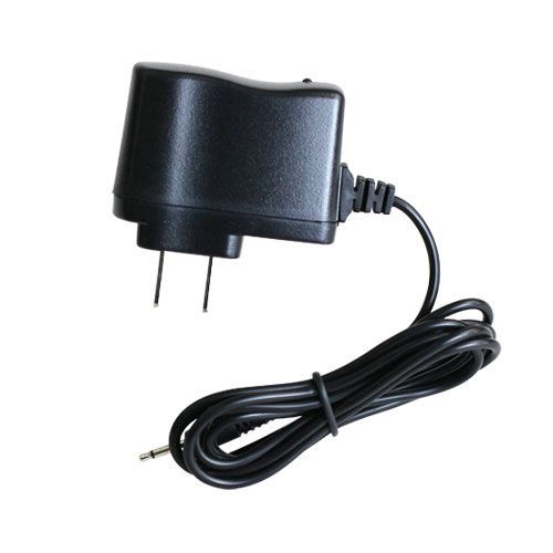 Schwarzes Netzteil mit Stecker und Kabel. Kleiner Stecker am Kabelende.